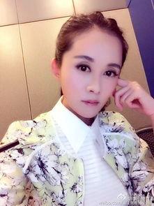 央视女主播吊带,时尚与专业并存的风采展现